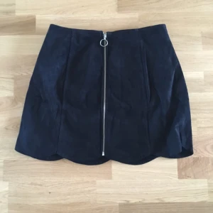  - Superfin mockakjol från Monki! Svart med silver dragkedja :) passa på att fynda!!! Nypris 600kr💕💕✨✨ upplever den liten i storlek, har annars 38 (S/M). Helt ny med lapp på!😙😙

Eventuell frakt betalas av köparen❣❣❣

