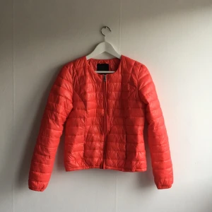  - Korallfärgad jacka!
Använd ett fåtal gånger