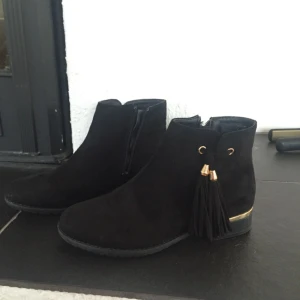  - Svarta boots med guld detaljer ✨

Använda endast en gång 