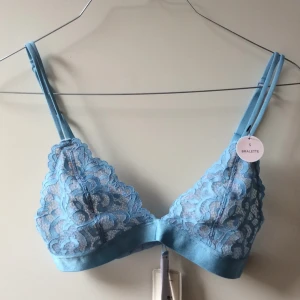  - Söt spets-bh i trendig färg beställd från USA.
Helt ny med tag kvar.