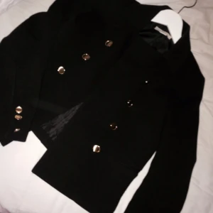  - Blazer, kavaj från Hm, svår att få kort på och den verkar slutsåld överallt, guldknappar 🎀