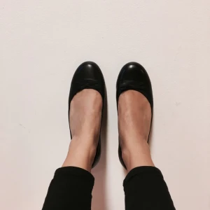  - Svarta ballerinaskor från Vagabond i skinn. Använda en gång. Modell Aida. Nypris 600kr