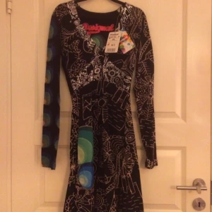  - Helt ny Desigual Klänning storlek XS 
Hämtas vid Aspudden 