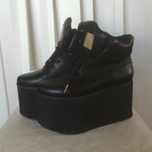  - Platåskor från Fanny Lyckmans sammarbete med Nelly.

Super snygga, knappt använda! 10cm höga