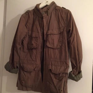  - Grön militärinspirerad jacka från hm för många år sedan. Ett hål vid fickan (på bild) annars fint skick! 