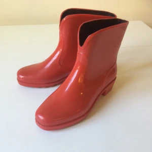  - Snygga röda gummistövletter, ganska smal modell. 