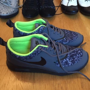  - Nike Air Max Thea köpta för ca 2år sedan. Skorna är använda ett fåtal gånger och stort sett i nyskick. Nypriset låg på ca 1200kr. 

Skorna skickas med post alternativt hämtas upp i Stockholm innerstad eller i Aspudden. 