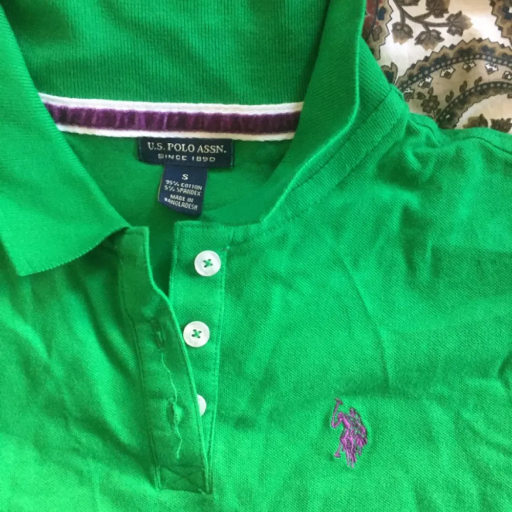 Äkta Polo Pike tröja i grön färg, jättefin passform, smickrande. Köpt i New York.

Nypris 699 kr. 
Använd 1 ggn.

Passar S-M, 36-38 typ.. Skjortor.