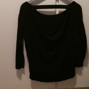  - 3/4-ärmad. Uringad och slapp i ryggen.