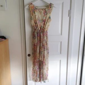  - Superfin chiffongklänning med längre tyg bak. Från Top Shop! 