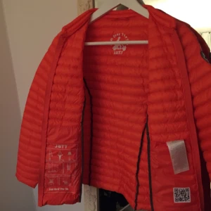  - Helt ny JOTT-märkesjacka eller Just Over The Top storlek XS som passar s med. Köpt för ca 2000 kr, kan användas närsom alla väder. Jättefin! Orange med 2 fickor