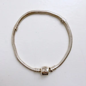  - Säljer mina Pandora- berlocker och Pandora armbandet i silver. Armbandet kostar ca 700 kr. Säljer mitt för 300 kr. 
Varje berlock kostar ca 400-700 kr. Säljer dem för 150-200 kr/st. 