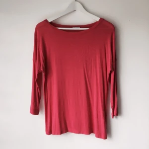  - Topp från Filippa K i str S. Fint skick utan defekter. 