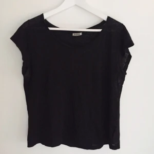  - Acne copy linen T-shirt. 100% linne. 
Färg svart. 
Skick: välanvänd. 
Frakt 35kr 