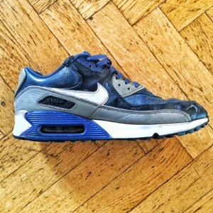  - Äldre sko. Hela och sköna men något slitna 