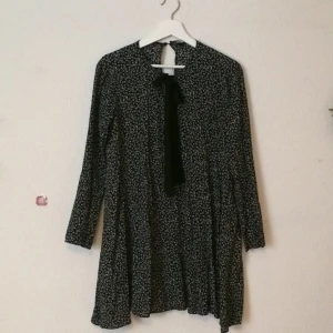  - Härlig klänning med fint fall från Zara, svart med vita stjärnor 