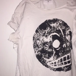  - Säljer min T-shirt från cheap monday pga aldrig använder den :) nypris 200. Säljer för 80, köparen står för frakt :) 