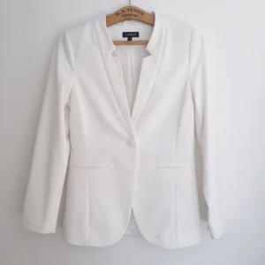  - Oanvänd vit kavaj från Lindex. Fin kvalité! Perfekt till student och nu i sommar 🌸👑