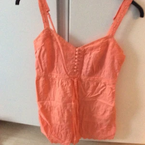  - Sommarlinne i rosa/korallfärg storlek S. Sparsamt använd