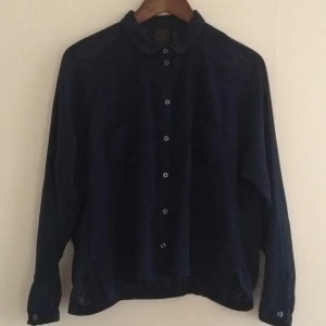  - Nätt, tunn blå blus från Monki. Sparsamt använd.

Hämtas i centrala Göteborg eller skickas mot att köparen betalar frakten.

Köp flera plagg så får du det/de billigare till halva priset.