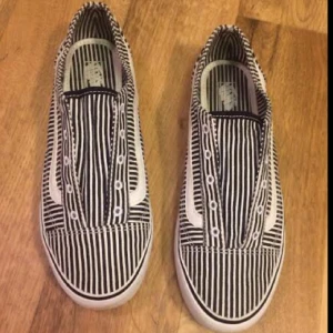  - Vans, som nya! Svart-vit randiga. Obetydligt använda. Storlek 37. Skickas mot fraktkostnad eller hämtas i Trollhättan.