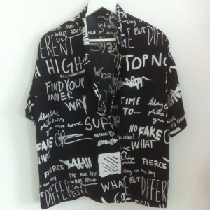  - Coolt mönstrad cardigan/ tunika. Härligt silkigt tyg. 