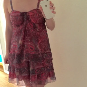  - Fin rosa mönstrad klänning som tyvärr inte används tillräckligt, och letar efter en ny mysig garderob att bo i. Toppen går att knyta på olika sätt. Från bubblerum