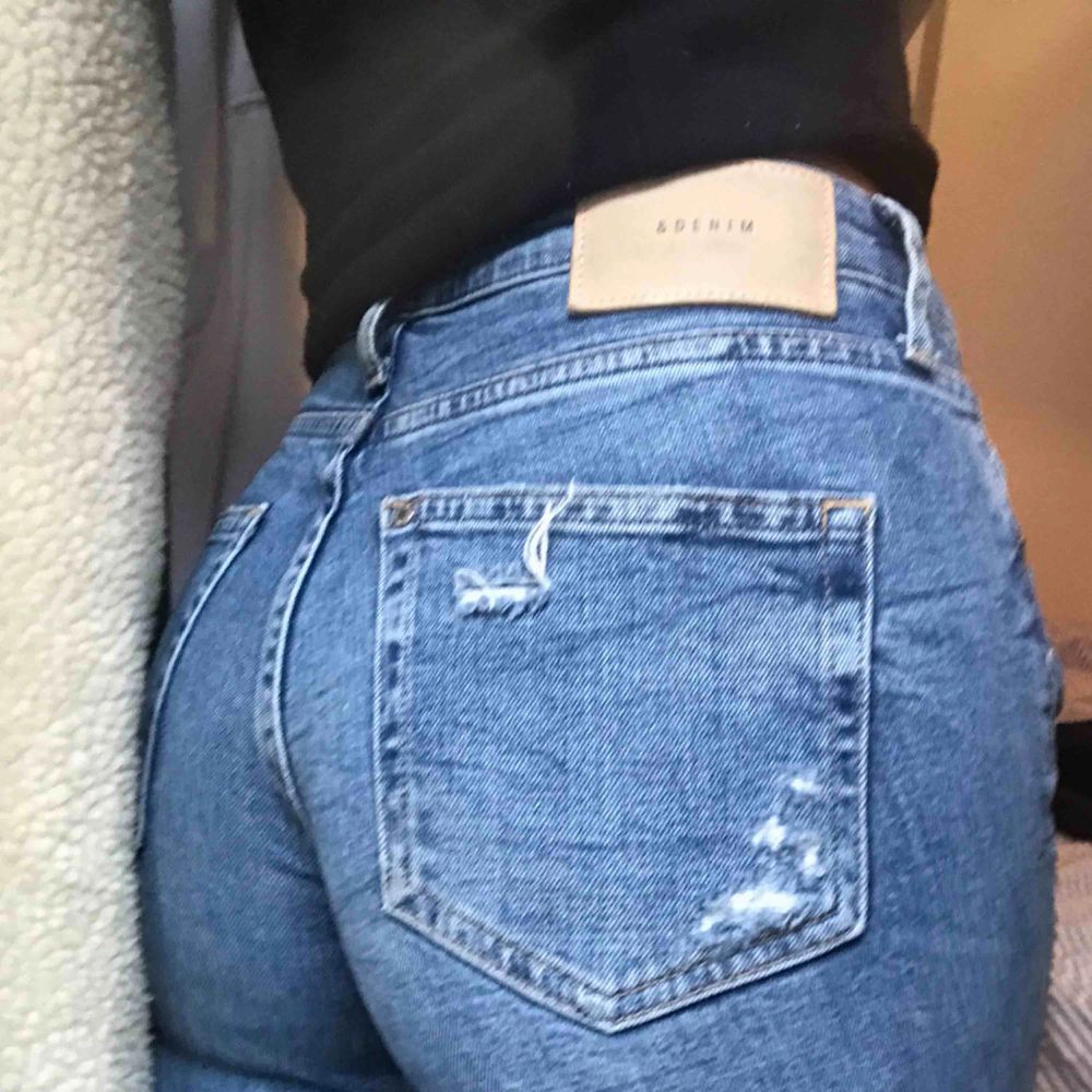 Girlfriend jeans ifrån H&M, riiiktigt snygga och jävligt bra passform.  Nypris 299kr  Jag och köpare delar på frakt😍. Jeans & Byxor.