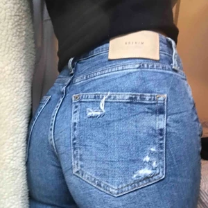  - Girlfriend jeans ifrån H&M, riiiktigt snygga och jävligt bra passform.  Nypris 299kr  Jag och köpare delar på frakt😍