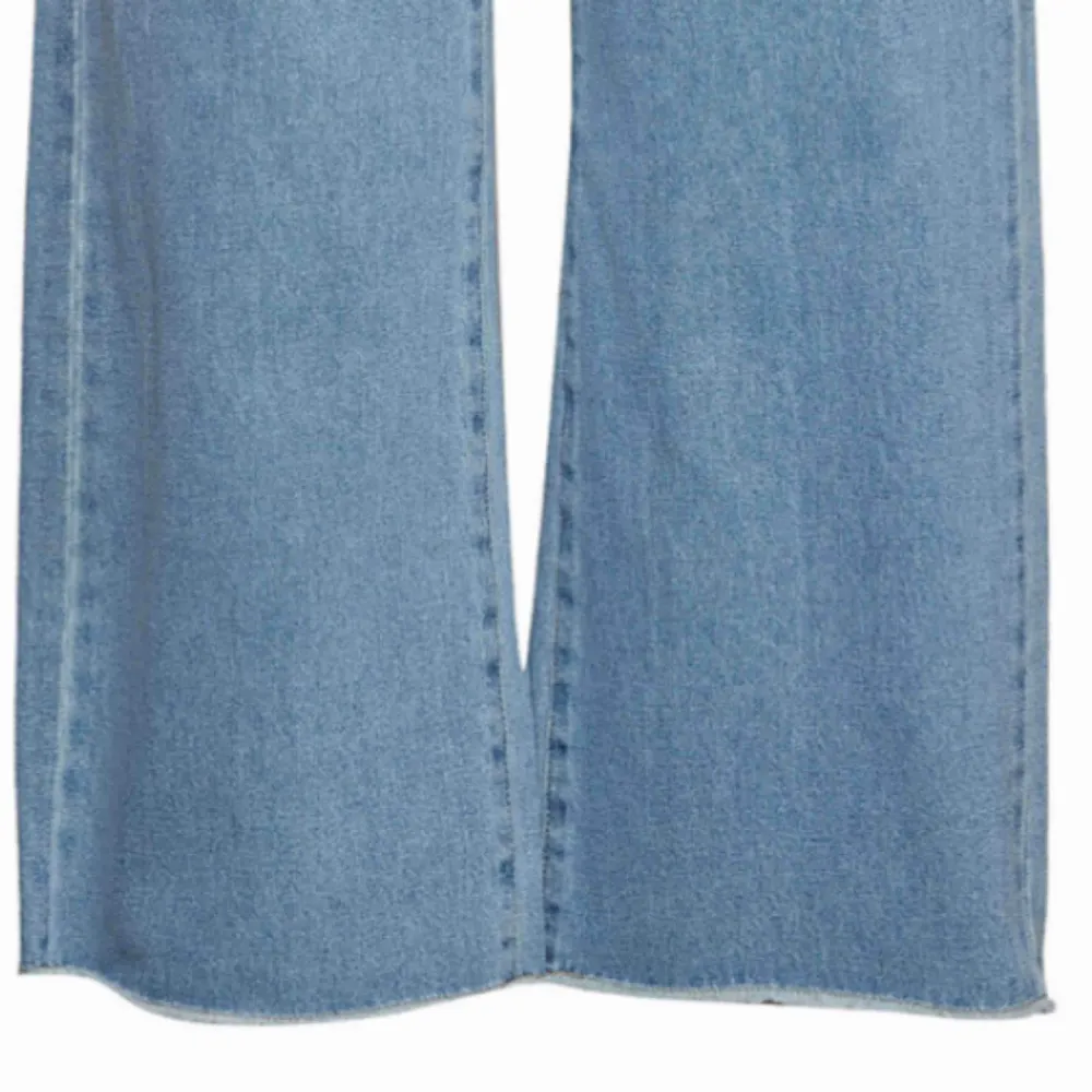 Helt nya vida jeans med lappar kvar från only . Jeans & Byxor.