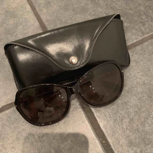  - Oanvända äkta tory burch solglasögon.