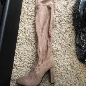  - helt oanvända overknee klack i strl 41 men passar 40 perfekt! mockaimitation, därför det ser "fläckigt" ut, man får släta till materialet med handen. 