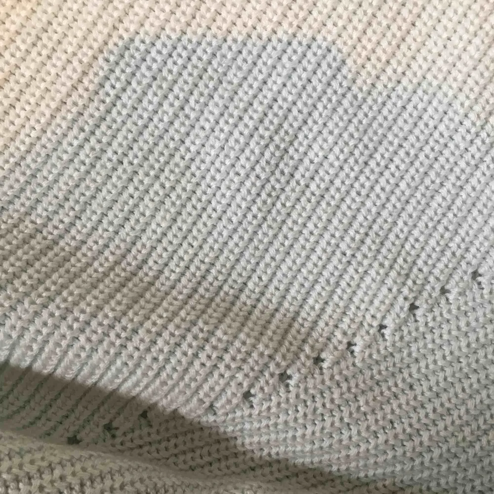 Ljusljusblå stikad tröja från Gap med polokrage. Smala vita kanter på alla ”muddar”. Använd kanske 10 gånger, nypris ca 500. Lite smutsig på bilden men ska tvättas, storlek XS men passar även S. Stickat.
