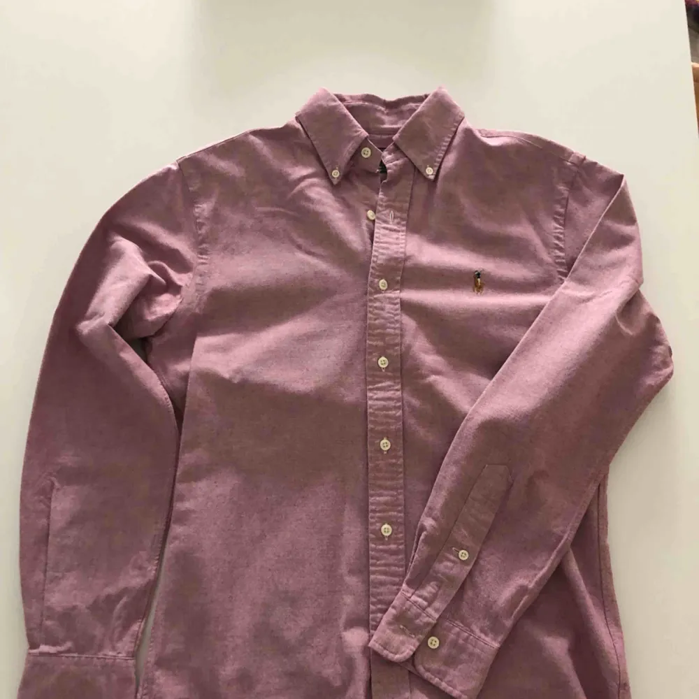 Oxfordskjorta från RL i slimfit. Skjortan är använd endast ett par gånger och är i nyskick. Hämtas i Malmö eller skickas mot frakt. . Skjortor.