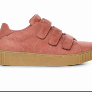  - Super härliga skor i mocka tyg i en härlig smutsrosa färg🌸 super fräscha, och i bra skick. Hojta för fler bilder. POK  Frakt: 90kr 