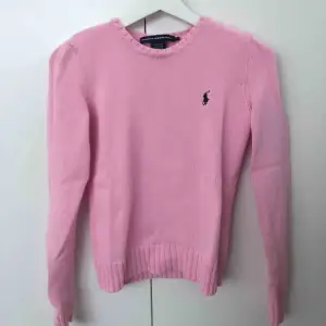 Säljer denna ljusrosa Ralph Lauren tröjan i jättefint skick. Passar bra till höst/vinter då den är något tjockare i materialet. 
