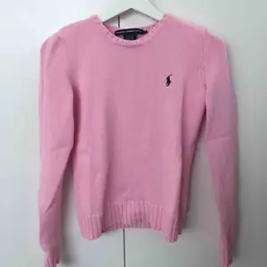 Säljer denna ljusrosa Ralph Lauren tröjan i jättefint skick. Passar bra till höst/vinter då den är något tjockare i materialet. 
