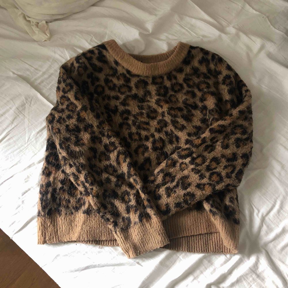 Säljer en höstig leopard tröja, i fint skick.  Köparen står för frakten😊. Stickat.