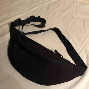  - Fin svart bumbag, köpt för 300 nästan aldrig använd, den är som ny! Justerbart band så passar alla. Frakten står köparen för, skriv ett meddelande vid instesse!