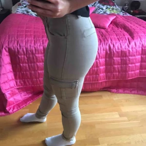  - Säljer dessa jätte snygga byxor med fickor på sidorna. De är beigea och köpte för två år sedan på new yorker. De är i bra skick även fast jag använt de mycket när jag köpte de.  Kan frakta eller mötas upp!