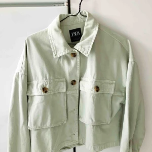  - Supersnygg mintgrön jacka med knappar från Zara. Aldrig använd. Nypris 300 tror jag. Säljer för 200 inklusive frakt. 