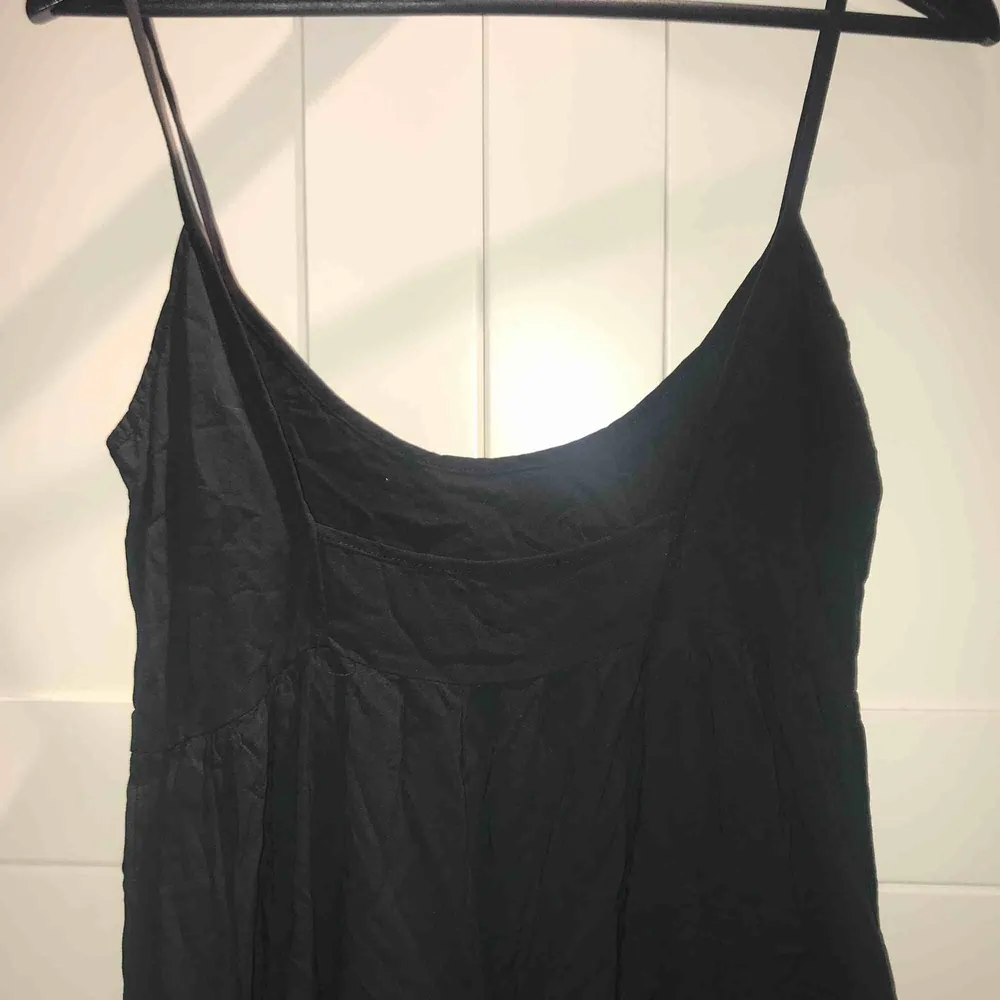 Mörkblå klänning med liten ryggdetalj från Bikbok i stl. M. Klänningar.