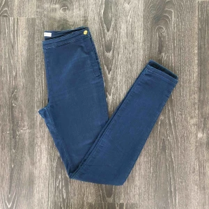 Skinny lyx - Lätta skinny jeans beställda ifrån Nelly. Högmidja med liten guldknapp på sidan vid dragkedjan. Märket: twenty8twelve. Sista bilden visar nypris på byxorna !2450kr Säljer dessa fina byxor i nyskick💫. Storlek: W27 L32