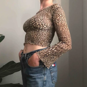  - Tunn djurmönstrad tröja i kortare modell med utställda ärmar • ingen storlek men materialet är stretchigt och borde kunna passa XS/S/en liten M bra • i superfint skick! 