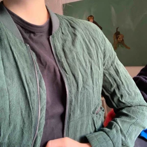  - Jättefin skogsgrön jacka ifrån WERA stockholm. Storlek XS. Priset är inklusive frakt. 