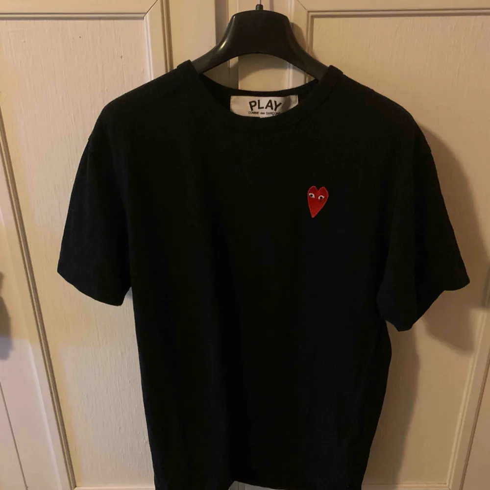 Äkta PLAY COMME des GARÇONS svart tshirt i storlek L. Jag köpte den för att använda oversize (är normalt en S). I jättefint skick endast använd fåtal gånger. Frakt tillkommer 💫🖤. T-shirts.