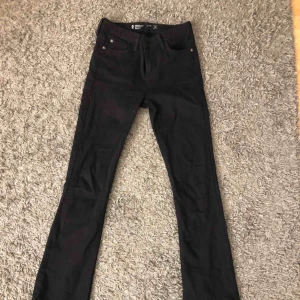  - Svarta jeans med lite bootcut från Cubus. Stretchiga, och i storlek 26 i jeans storlek. Köpta för 399kr. Jättefina men tyvärr alldeles för små för mig. 