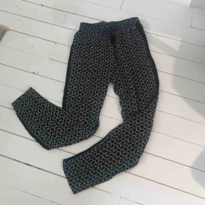  - Mönstrade byxor från Dante. Tunna och slappa i modellen. Resår i midjan. 