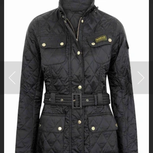  - Helt ny Burberry jacka, svart, går att justera och kan därför både passa M och L, aldrig använt, säljes pga fel storlek. Pris går att diskutera vid snabb affär 