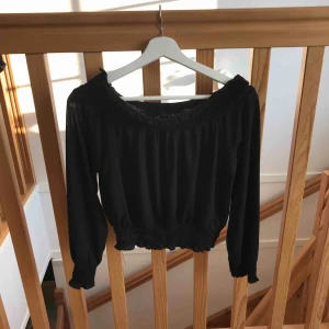  - Offshoulder-tröja från GinaTricot! Tröjan är svart och är ribbad vid armarna, axlarna och nere vid slutet av tröjan också. Ribbningen är elastisk och jag tror även att denna tröja skulle passa för folk som har storlek M också.
